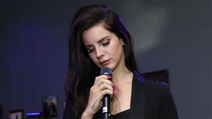 Lana Del Rey Accused By Fans Of ‘Dragging’ Female Artists To Defend Her Own Music