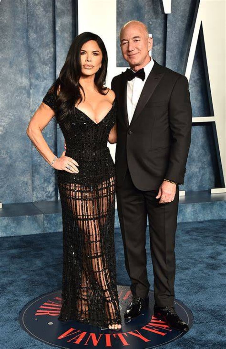 Lauren Sanchez Rocks Beige Bikini Inside Jeff Bezos’ Yacht: Photo – Hollywood Life