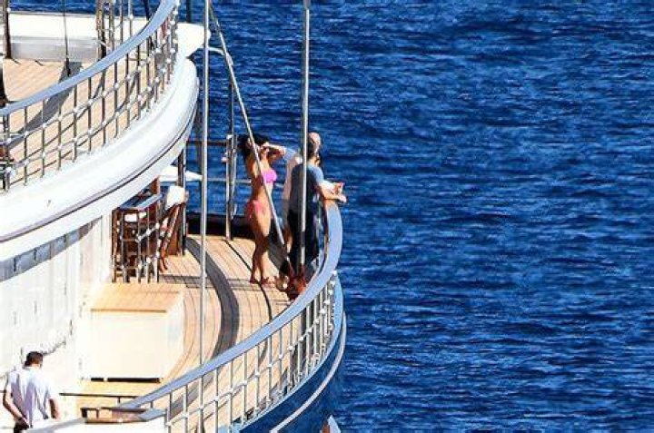 Lauren Sanchez Rocks Pink Bikini With Jeff Bezos On Superyacht: Photos – Hollywood Life