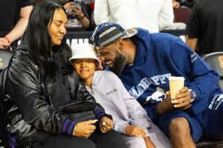 LeBron James’ Daughter Zhuri Takes Pictures At Basketball Game – Hollywood Life
