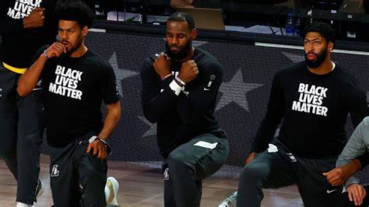 LeBron James Makes ‘Wakanda Forever’ Sign In Tribute To Chadwick Boseman At Lakers Game