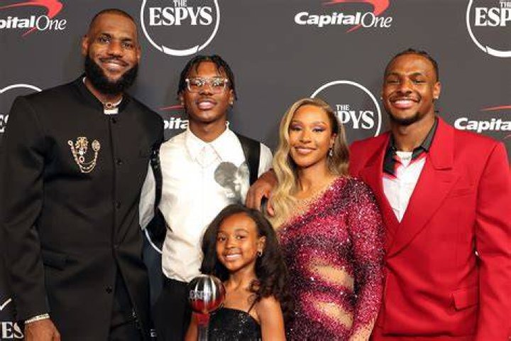 LeBron James & Wife Savannah Hold Hands On Date In Beverly Hills – Hollywood Life