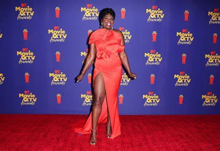 Leslie Jones Dances In A One-Piece Swimsuit To Celebrate 54th Birthday – Hollywood Life