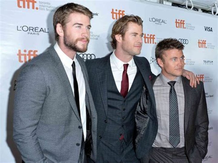 Liam Hemsworth Flaunts His Arms In Black T-Shirt While Out On A Date – Hollywood Life