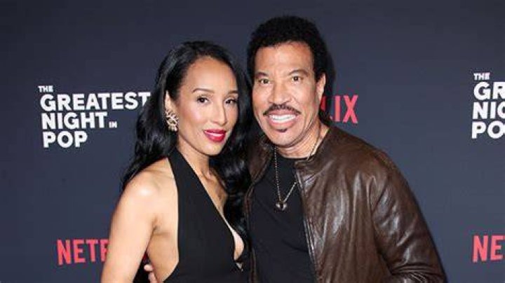 Lionel Richie, 74, & Girlfriend Lisa Parigi, 34, Snuggle Up on the Red Carpet at ‘The Greatest Night in Pop’ Premiere