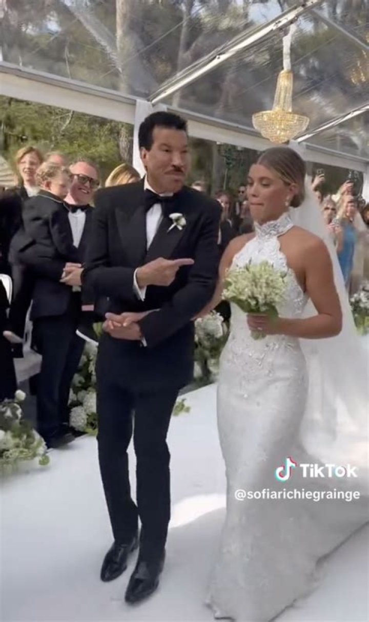 Lionel Richie Raves Hunter Metts’ Performance Was ‘Special’ After He Cries Over Lyric Flub