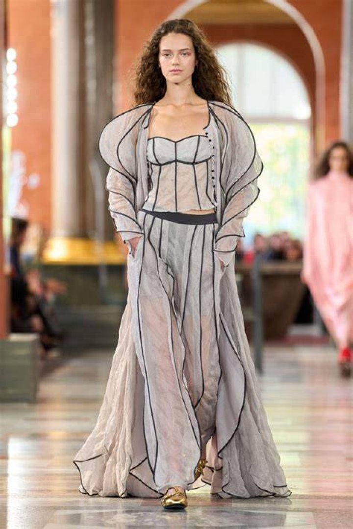 Lisa Rinna Has No Eyebrows On Runway At Copenhagen Fashion Week – Hollywood Life