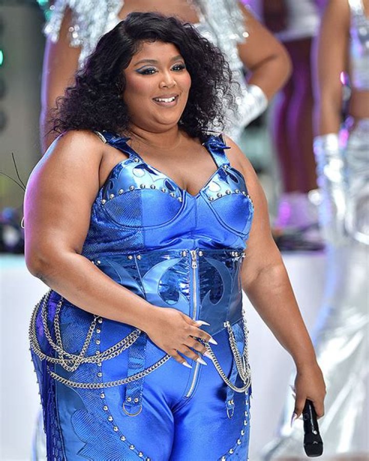 Lizzo Claps Back At ‘Discourse’ On Body & Calls It Art In New Video – Hollywood Life
