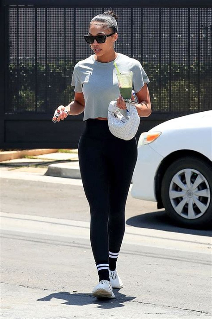 Lori Harvey Rocks Crop Top & Leggings While Leaving Gym: Photos – Hollywood Life