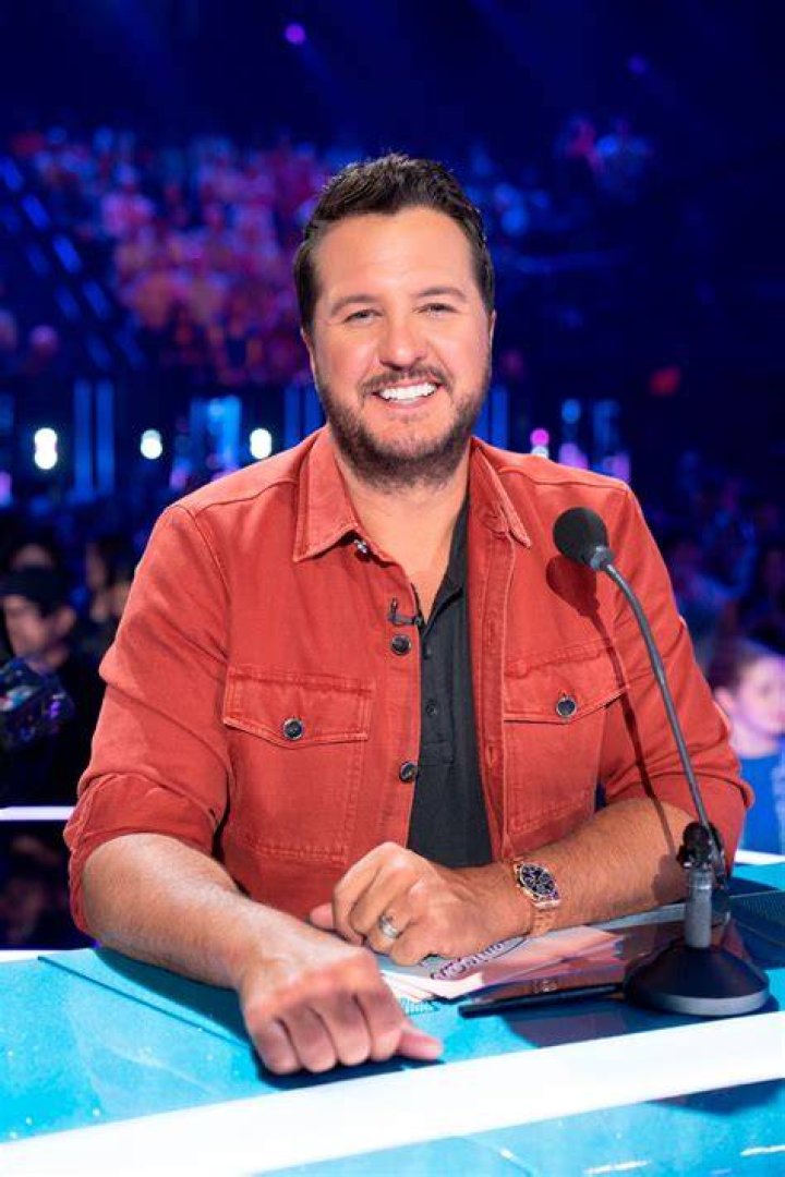 Luke Bryan Falls On Stage & Jokingly Blames a Fan’s Phone for the Slip: Watch
