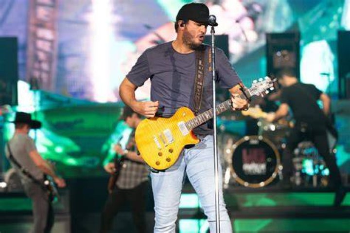 Luke Bryan – Hollywood Life