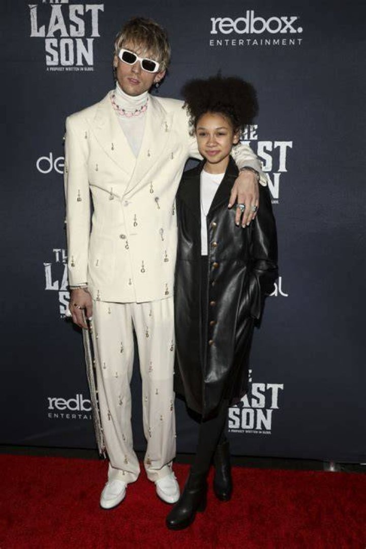 Machine Gun Kelly Holds Hands With Daughter Casie In Italy: Photo – Hollywood Life
