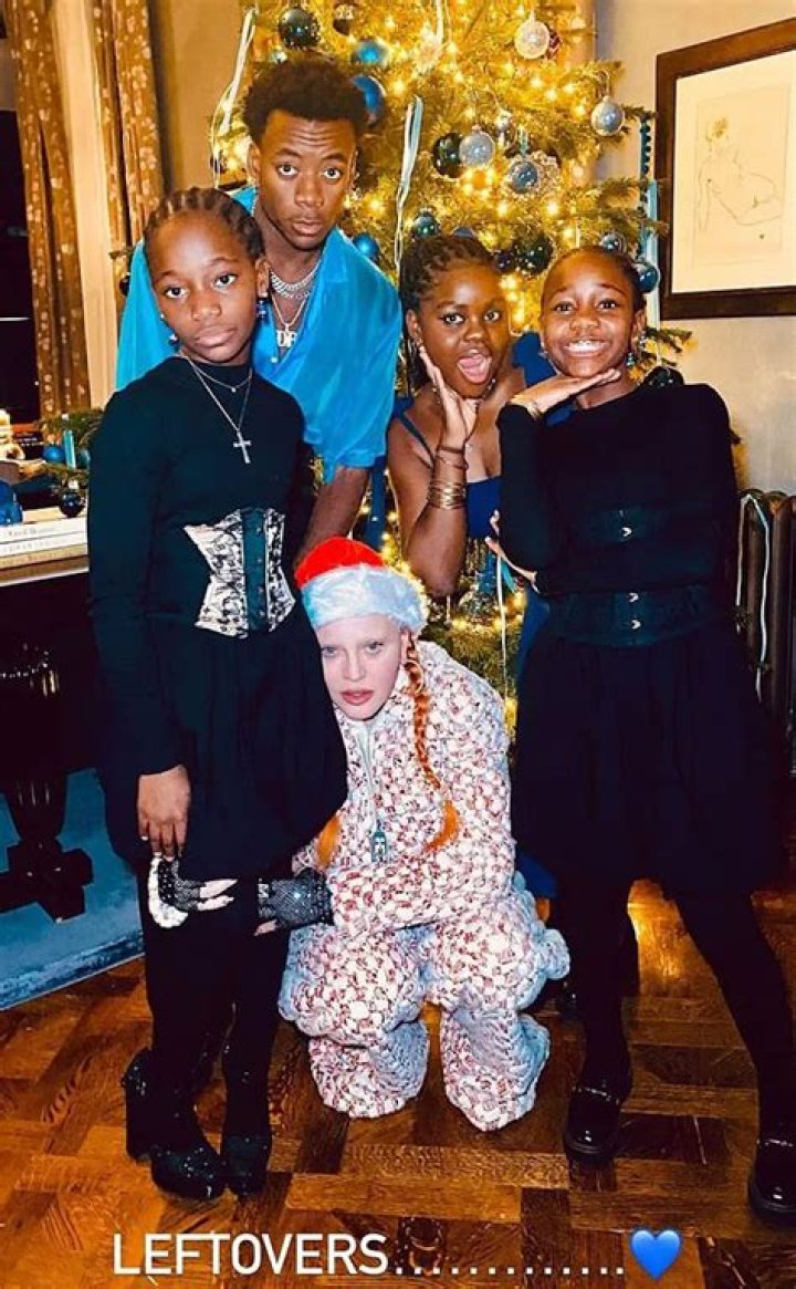 Madonna & Her Kids Decorate A Christmas Tree With Her Boyfriend – Hollywood Life
