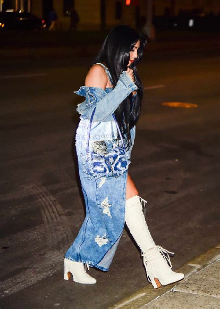 Madonna’s Daughter Lourdes Leon Rocks Crop Top & Tight Jeans For Sexy New Campaign