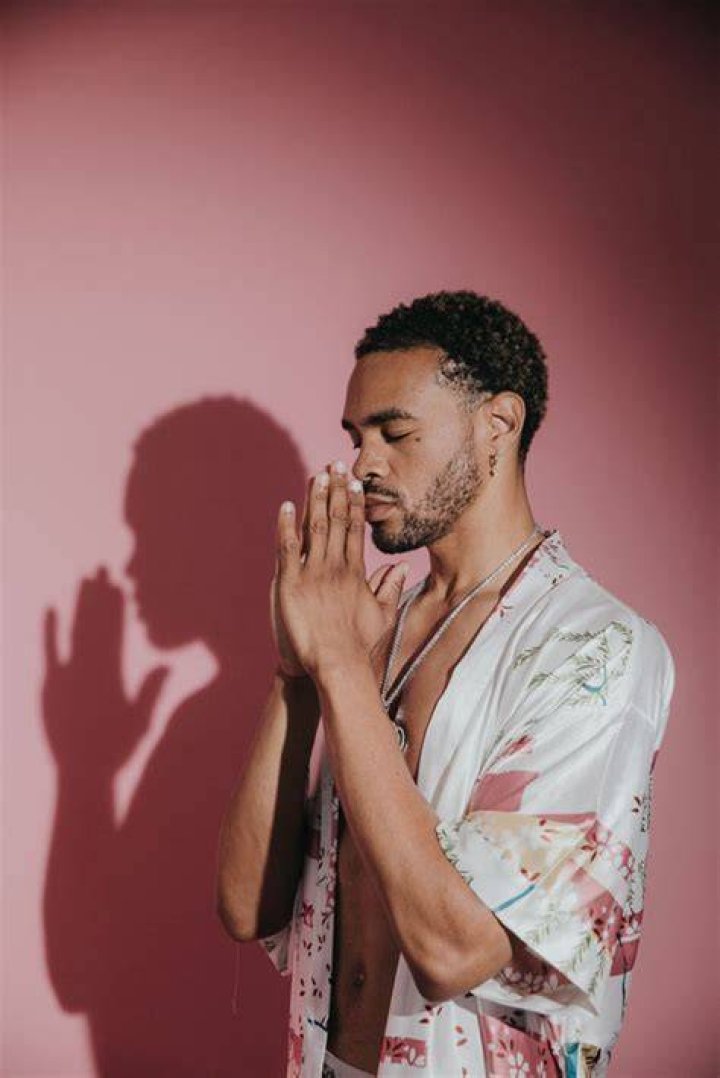 Maejor Brings ‘Balance’ & ‘Harmony’ To The Universe With The Cosmic Video For ‘Frequency’