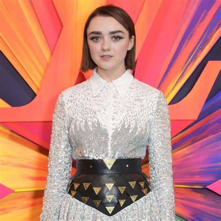 Maisie Williams Is Unrecognizable With New Blonde Hair & Eyebrows Next To Taylor Swift At BRIT Awards