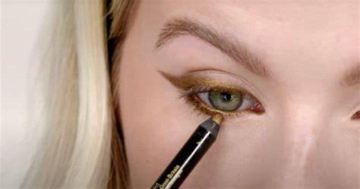Make Your Eyes Pop With Victoria Beckham’s Favorite Eyeshadow