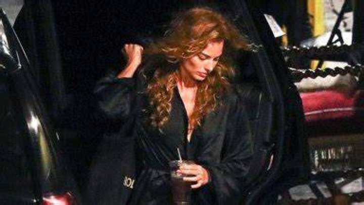 Margot Robbie Resembles Julia Roberts With Red Hair On ‘Babylon’ Set – Hollywood Life