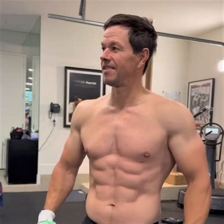 Mark Wahlberg Does Shirtless Workout & Says He’s Building ‘New Muscle’ – Hollywood Life