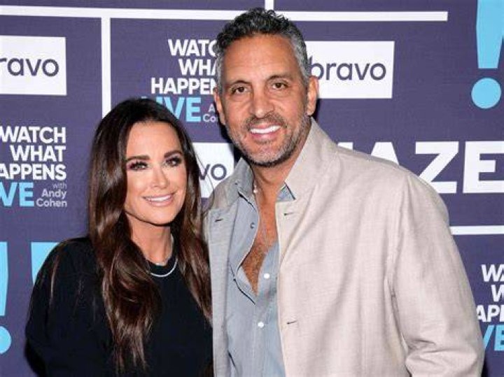 Mauricio Umansky Cozies Up to Mystery Woman After Kyle Richards Split – Hollywood Life