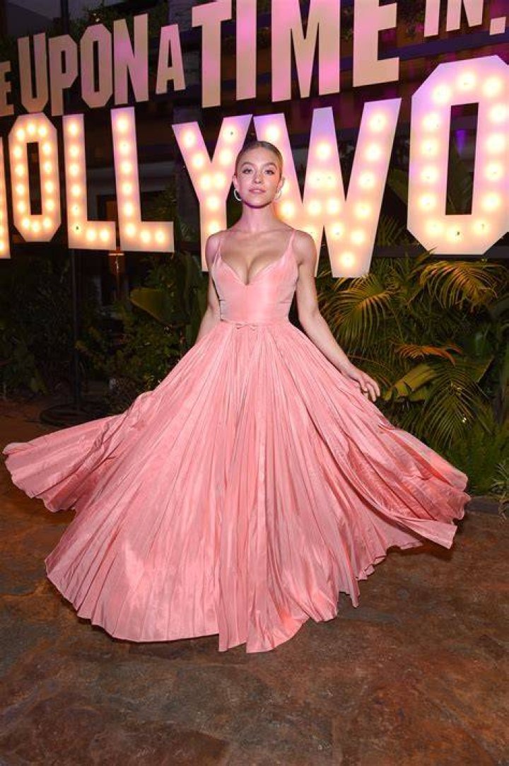 Maya Hawke At Once Upon A Time In Hollywood Premiere — Bustier Outfit – Hollywood Life