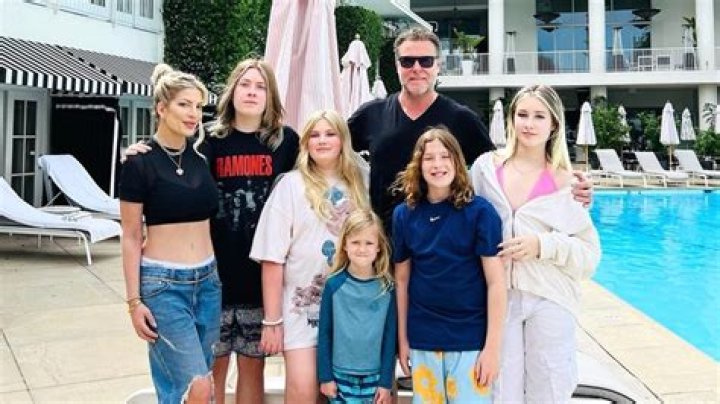 Meet 5 Children She Shares With Dean McDermott – Hollywood Life