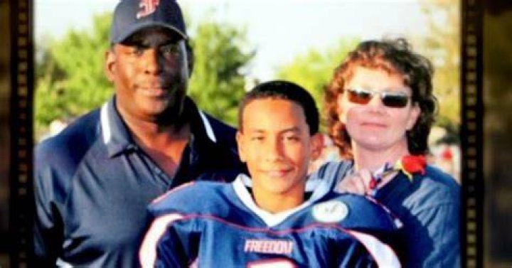 Meet the Football Player’s Parents and Siblings – Hollywood Life