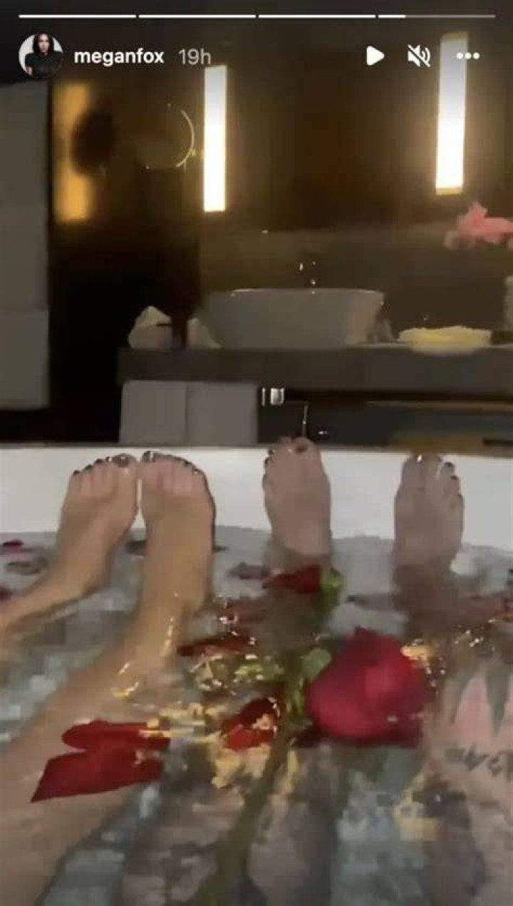Megan Fox & Machine Gun Kelly’s Matching Pedicures In Bath: Video – Hollywood Life