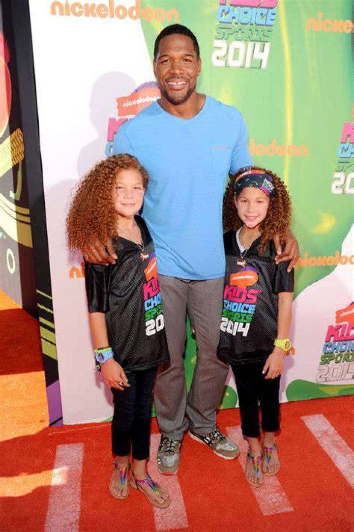 Michael Strahan & Twin Daughters, 14, Goof Off On Kids’ Choice Sports Awards Red Carpet