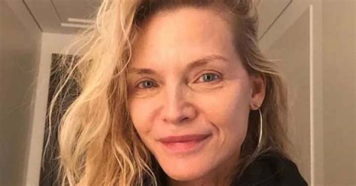 Michelle Pfeiffer, 61, Goes Makeup-Free & Looks Like A Teenager While Thanking Medical Workers