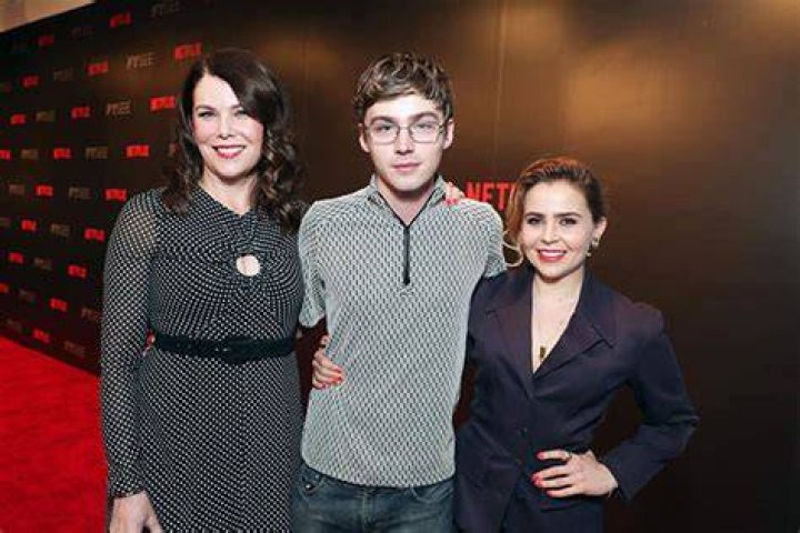 Miles Heizer, Mae Whitman & More Together — Pic – Hollywood Life