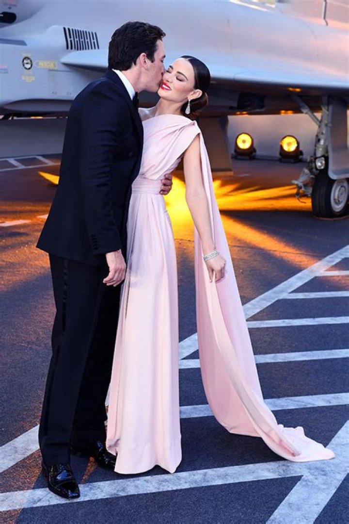 Miles Teller Kisses Wife Keleigh Sperry At ‘Top Gun Maverick’ Premiere – Hollywood Life