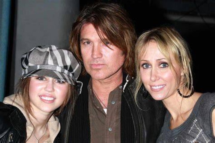 Miley Cyrus’ Dad Billy Ray Skips Wedding? New Pics Prove He Didn’t – Hollywood Life
