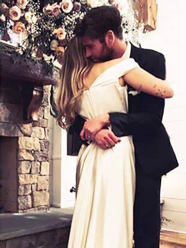 Miley Cyrus & Liam Hemsworth Wedding Pic Is Similar To ‘The Last Song’ – Hollywood Life