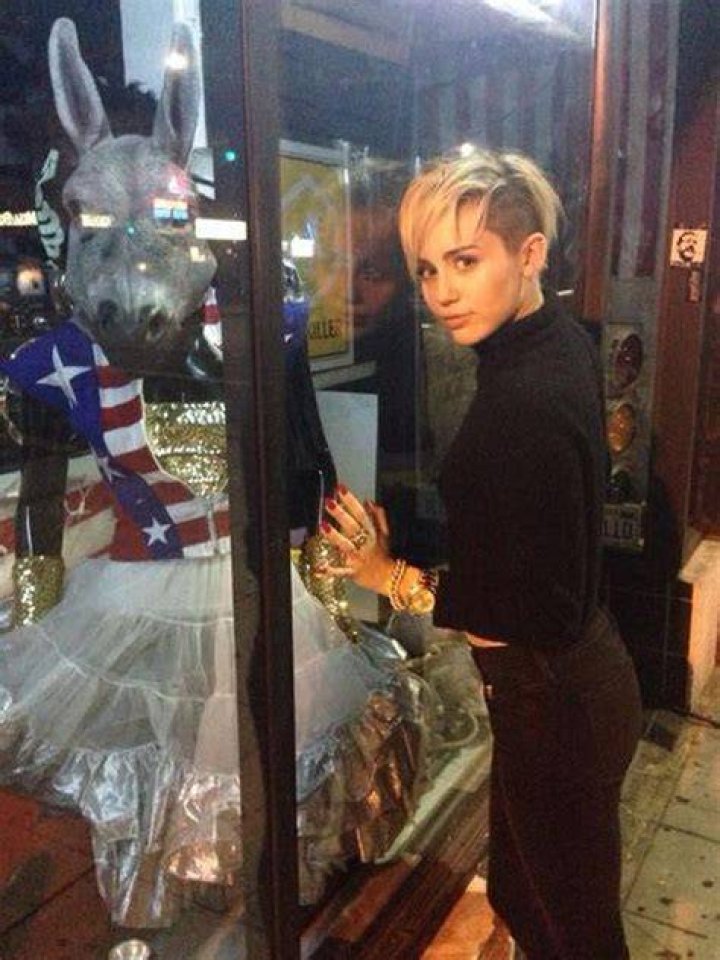 Miley Cyrus Mocks Eiza Gonzalez — Disses Liam’s Fling In New Pic – Hollywood Life