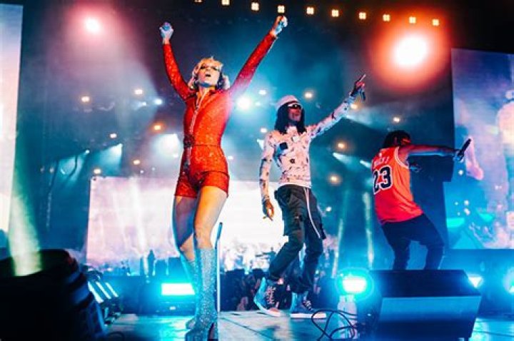 Miley Cyrus Slays In Romper At Lollapalooza Performance – Hollywood Life