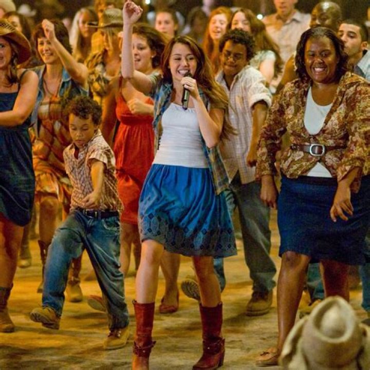 Millie Bobby Brown Recreates Miley Cyrus’ ‘Hoedown Throwdown’ Dance – Hollywood Life