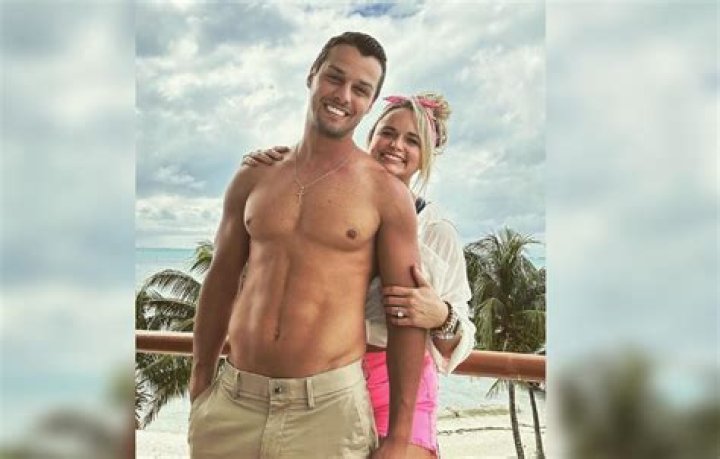 Miranda Lambert Poses With Shirtless Husband On Vacation: Photos – Hollywood Life
