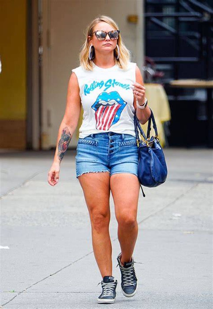 Miranda Lambert Rocks Bikini Top & Daisy Dukes To Celebrate ‘Bluebird’ – Hollywood Life