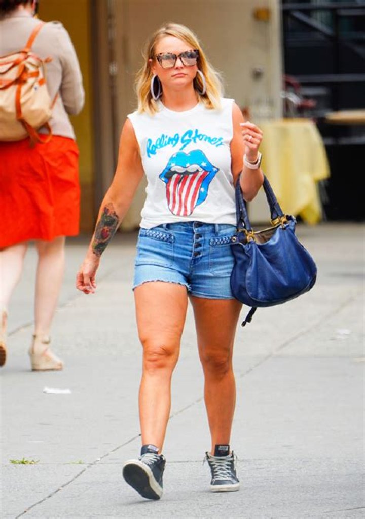 Miranda Lambert Rocks Ripped Daisy Dukes While Cowboy Hat Shopping – Hollywood Life