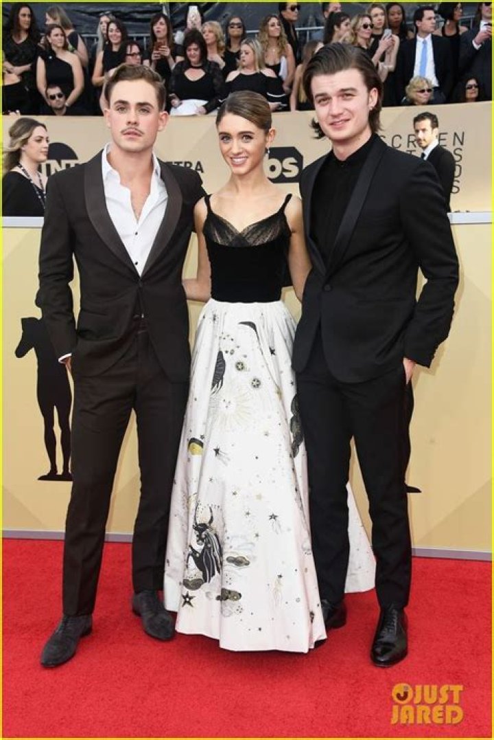 Natalia Dyer Attends SAG Awards With Dacre Montgomery & Joe Keery: Pic – Hollywood Life