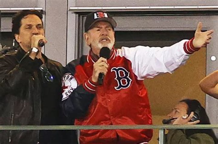 Neil Diamond Performs ‘Sweet Caroline’ At Boston Red Sox Game – Hollywood Life