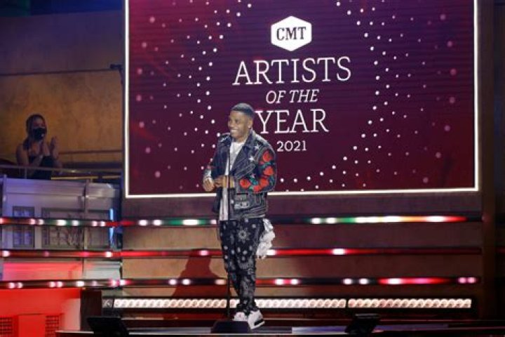 Nelly Struggles To Read Teleprompter & Flubs Speech At ‘CMT Artists Of The Year’