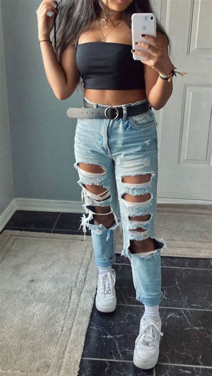 NeNe Leakes Shows Off Her Toned Tummy While On The Beach In Ripped Jeans & Crop Top
