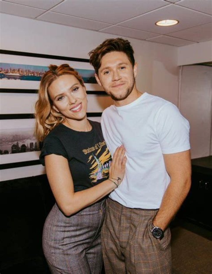 Niall Horan & Scarlett Johansson Are Hilarious Hot Tub Ghosts – Hollywood Life