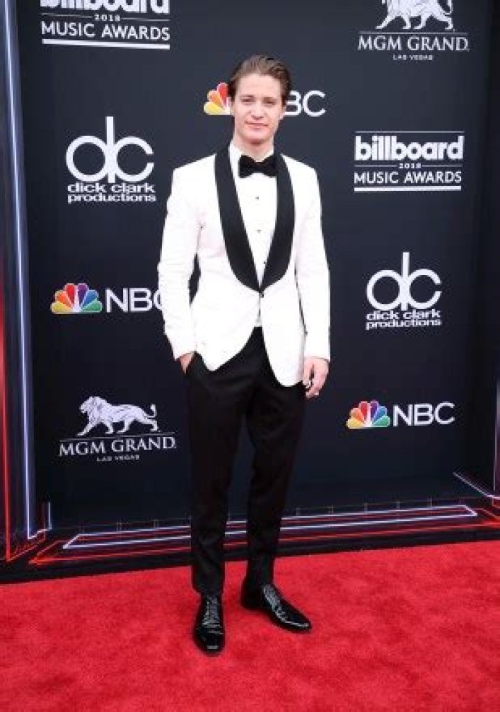 Nick Jonas’ One Suspender Strap At Billboard Music Awards: Tweets – Hollywood Life