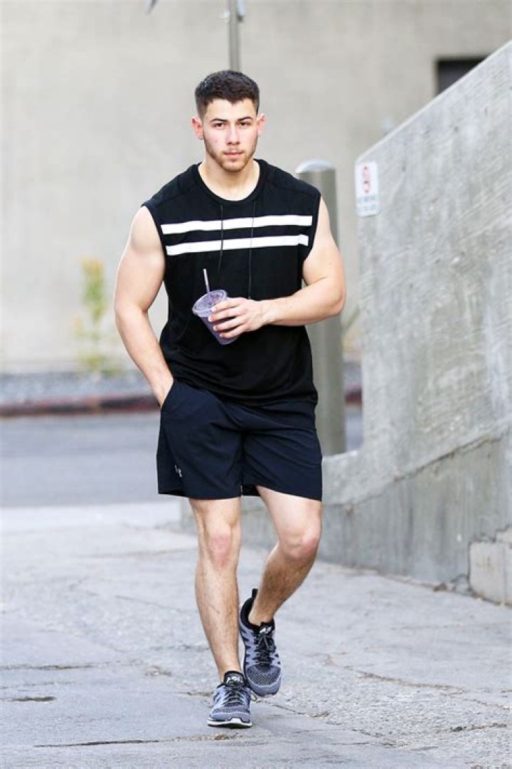 Nick Jonas Shows Off Biceps During Home Workout: Video – Hollywood Life