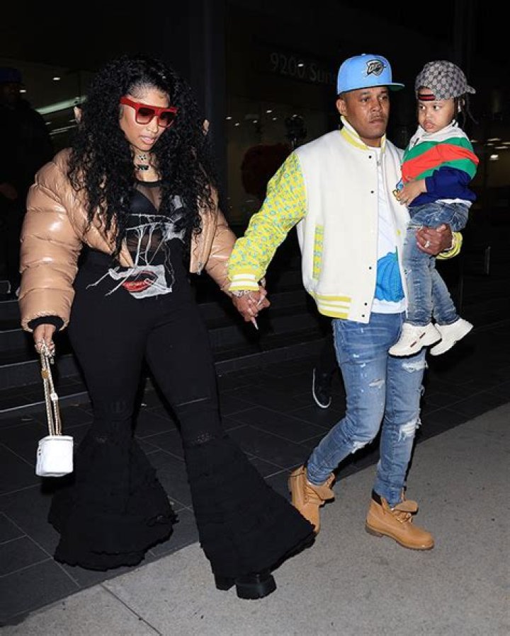 Nicki Minaj & Kenneth Petty Carry Son In Hollywood: Photos – Hollywood Life