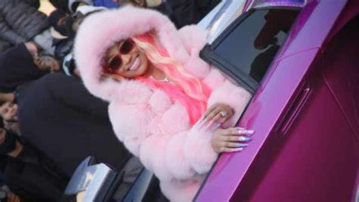 Nicki Minaj Rocks Pink Hair & Fur Coat In Epic ‘We Go Up’ Music Video – Hollywood Life
