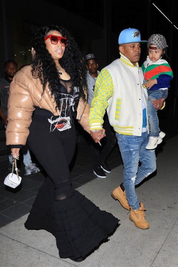 Nicki Minaj Sizzles Next To Husband Kenneth Petty In A Skintight Green & Blue Outfit